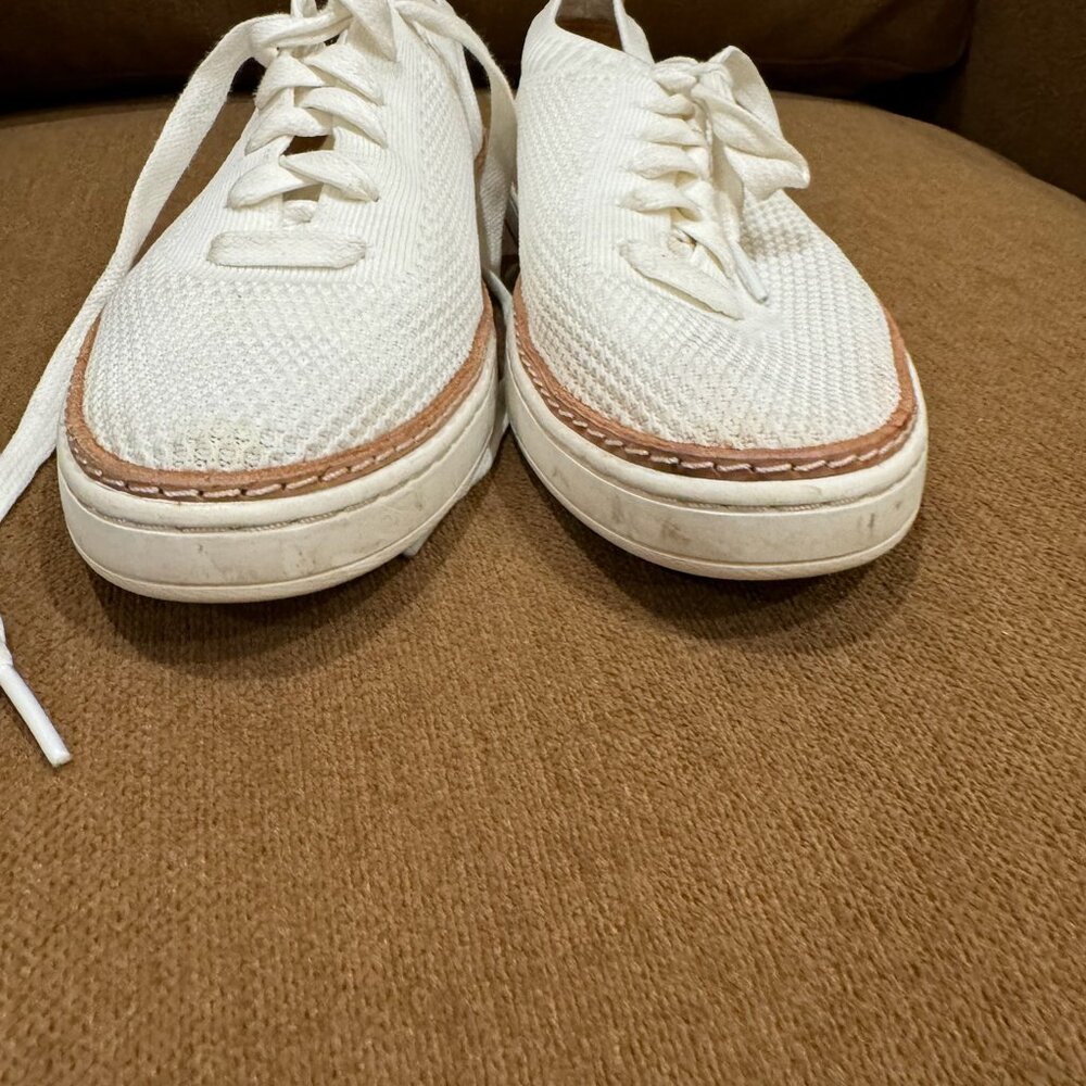 UGG Sneaker - Lace up - White - Size 8.5 - Picture 4 of 4
